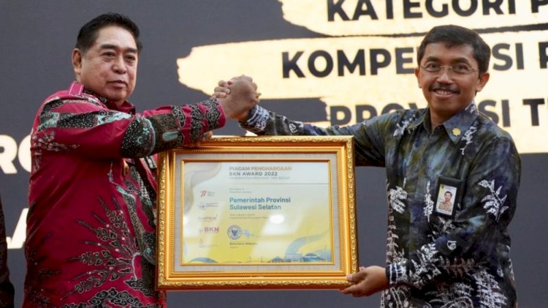Sekretaris Daerah Provinsi (Sekprov) Sulsel, Abdul Hayat (kiri), saat penyerahan plakat dari Wakil Kepala BKN RI, Supranawa Yusuf.