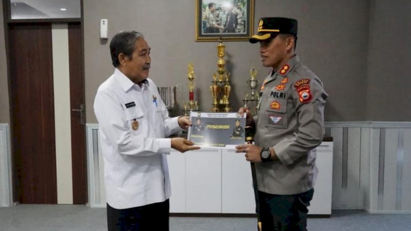 Bupati Sidrap, Dollah Mando (kiri), bersaa Kapolres Sidrap, AKBP Erwin Syah.