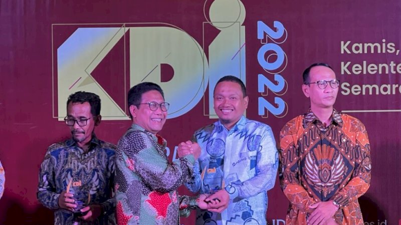 Kepala Dinas Komunikasi dan Informatika (Kominfo) Makassar, Mahyuddin (kedua kanan), pada malam penganugerahan KDI 2022 MNC Portal, Kota Semarang, Jawa Tengah, Kamis (22/9/2022).