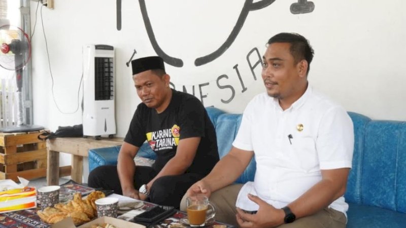 Pengurus Karang Taruna Sidrap menggelar rapat di Warkop One Day 99, Jalan Ganggawa, Pangkajene Sidenreng, Kamis (22/9/2022).