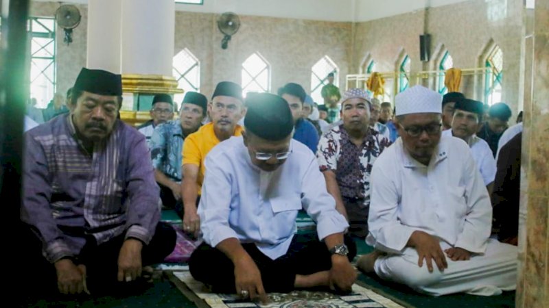 Bupati Jeneponto, Iksan Iskandar (tengah), saat Safari Jumat di Masjid Raya Tolo, Kecamatan Kelara, Kabupaten Jeneponto, Jumat (23/9/2022). 