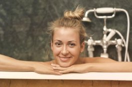 Menjaga Kesehatan Tubuh dengan Mandi Air Hangat