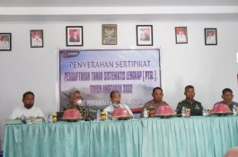 Bupati Sidrap Serahkan Sertifikat Program PTSL ke Warga