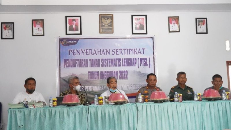 Penyerahan sertifikat program Pendaftaran Tanah Sistematis Lengkap (PTSL) di Desa Ajubissue, Kecamatan Pitu Riawa, Kamis (21/7/2022).