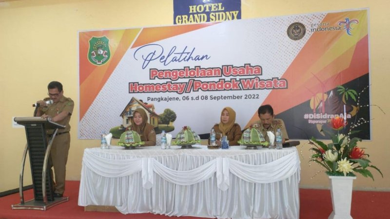 Pembukaan pelatihan pengelolaan pondok wisata atau homestay di Hotel Grand Sidny, Kecamatan Maritengngae, Selasa (6/9/2022).