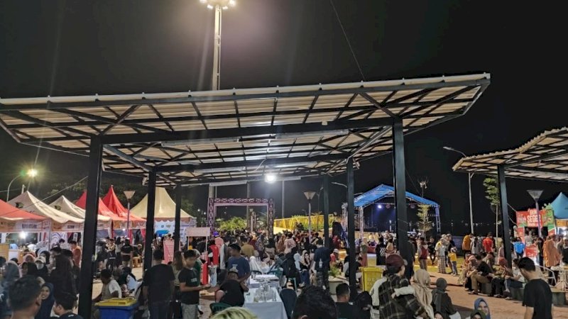 Suasana gelaran Parepare Culinary Night (PCN) di Anjungan Cempae, Kota Parepare, Ahad (25/9/2022) malam.