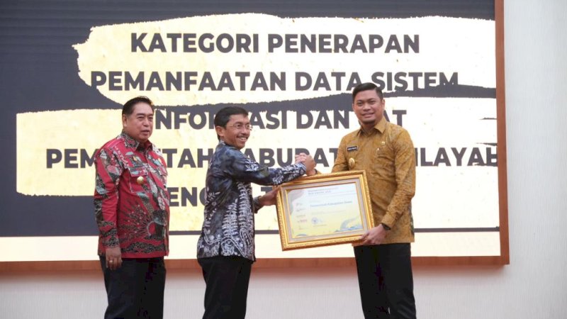 Gowa Terima Penghargaan Penerapan Pemanfaatan Data Sistem Informasi dari BKN