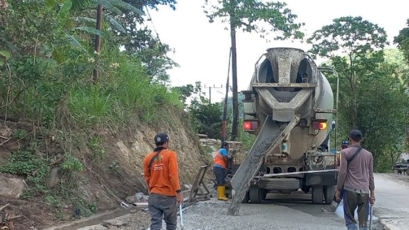 Jalan ruas Pangkep - Matojeng - Tondongkura - batas Maros di Kabupaten Pangkep kini memasuki tahapan pengecoran badan jalan.