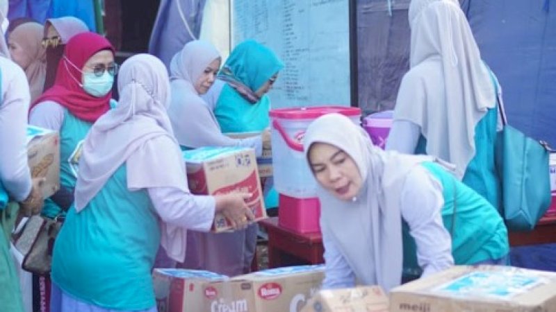 Penyerahan bantuan kepada korban kebakaran di Jalan Sawerigading, Dusun Otuno, Desa Sorowako, Kecamatan Nuha, Kabupaten Luwu Timur, Sulsel, Ahad (25/9/2022).