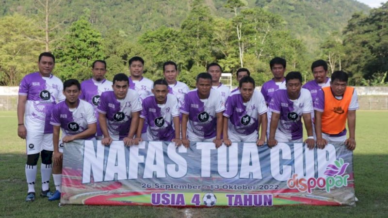 Salah satu kesebelasan peserta Dispopar Nafas Tua Cup I yang berlangsung di Stadion Massenrempulu, Kabupaten Enrekang.