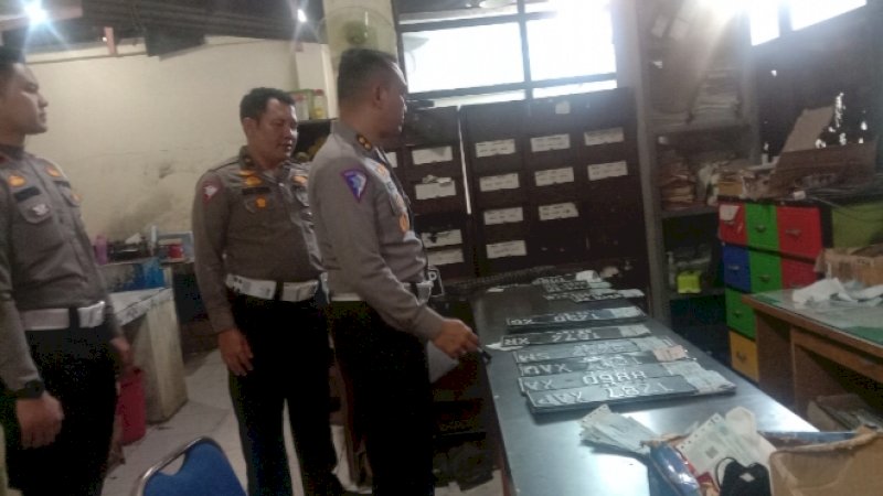 Kasubdit Regident Ditlantas Polda Sulsel Sidak Samsat Makassar I