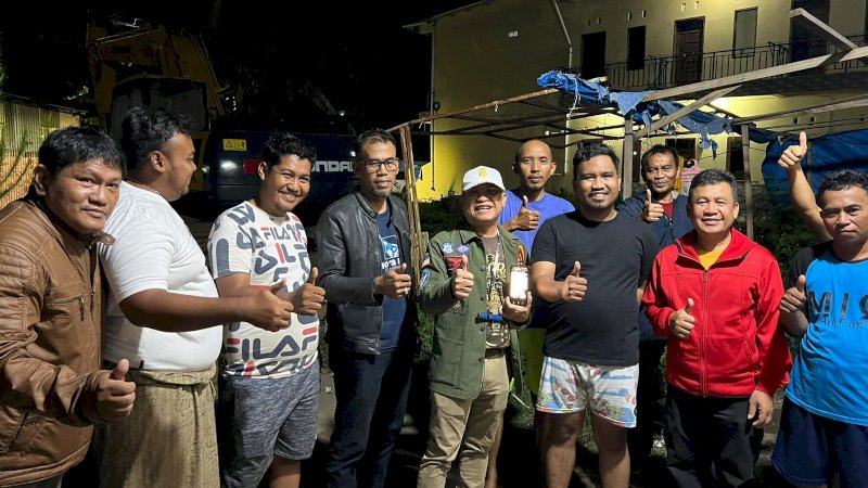 Bersama tim, Dirut PDAM Makassar, Beni Iskandar, turun langsung mengecek ke lokasi yang menjadi aduan warga yang viral di Medsos.