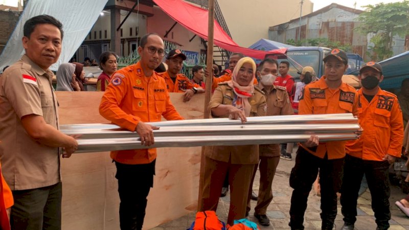 Badan Penanggulangan Bencana Daerah (BPBD) menyalurkan bantuan logistik dan material untuk korban kebakaran di Kelurahan Rappokalling, Kecamatan Tallo, Selasa (27/9/2022).