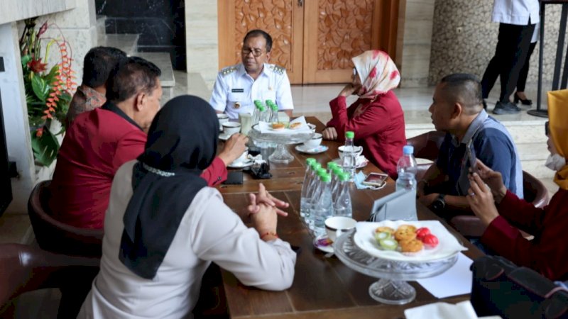 Wali Kota Makassar, Mohammad Ramdhan Pomanto (Danny), saat menerima audiensi panitia TAN SMEA/SMK Negeri 1 Makassar di kediaman pribadinya, Jalan Amirullah, Rabu (29/6/2022).