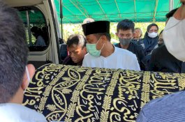 Gubernur Andi Sudirman Ikut Antar Kakak Sepupu ke Pemakaman di Toraja