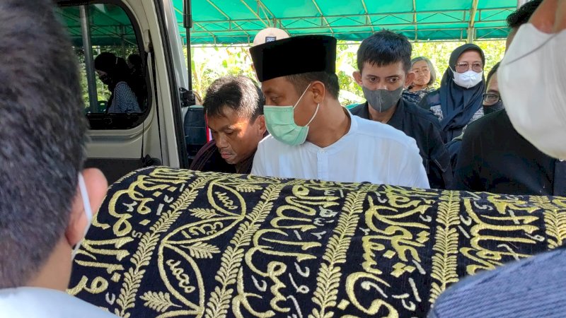 Gubernur Andi Sudirman Ikut Antar Kakak Sepupu ke Pemakaman di Toraja 