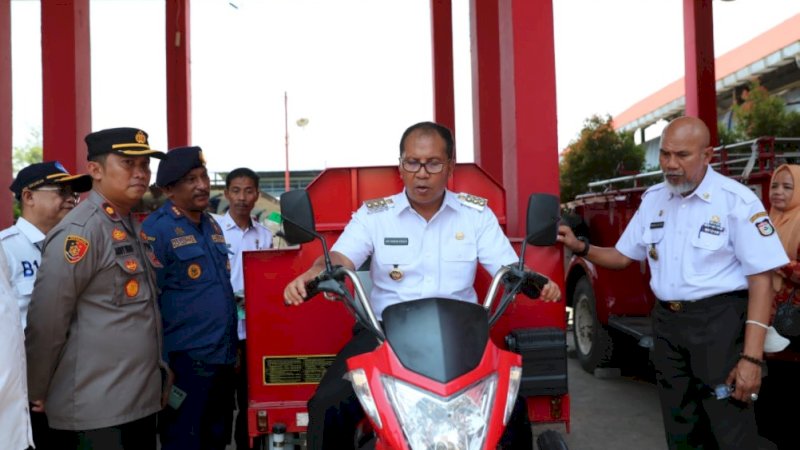 Wali Kota Makassar, Mohammad Ramdhan Pomanto (Danny), mencoba unit Pemadam Kebakaran Motor (Damtor) di pelataran kantor Dinas Pemadam Kebakaran (Damkar) Kota Makassar, Rabu (28/9/2022).