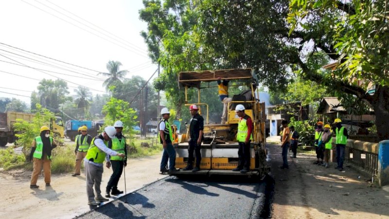 Pengerjaan jalan pada ruas Pekkae-Takkalalla Kabupaten Barru Soppeng memasuki tahapan trial mix.