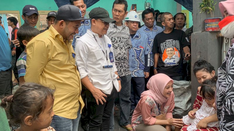 Dirut PDAM Makassar, Beni Iskandar, Direktur Umum, Indira Mulyasari dan Direktur Limbah, Aiman Adnan saat mengunjungi korban kebakaran di Tallo.(27/9/22).