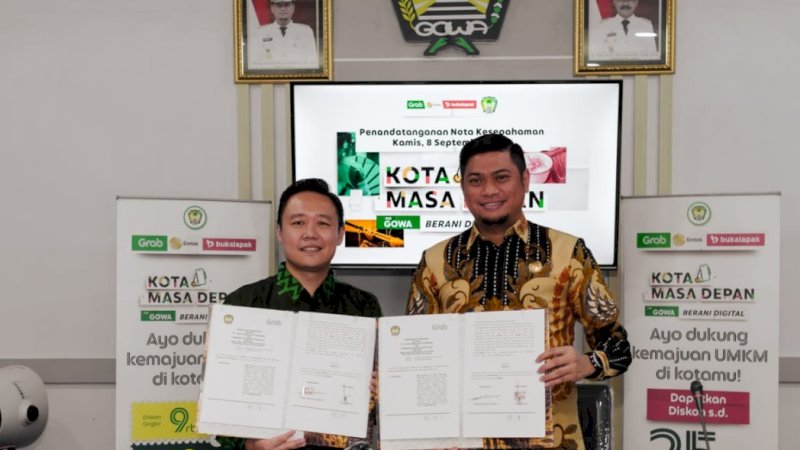 Director of East Indonesia (Grab Indonesia), Halim Wijaya (kiri), bersama Bupati Gowa, Adnan Purichta Ichsan, saat penandatanganan nota kesepahaman di Baruga Pattingalloang, Kantor Bupati Gowa, Kamis (8/9/2022) lalu.