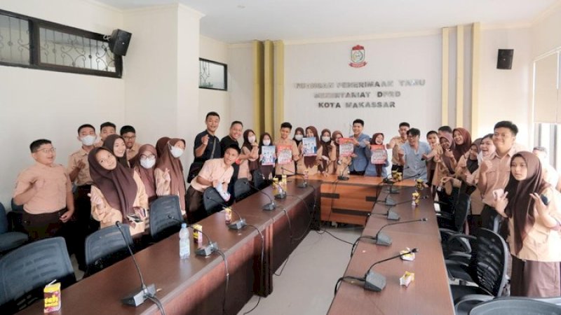 Pengurus OSIS SMPN 6 Makassar berkunjung ke kantor DPRD Makassar. (foto. istimewa)
