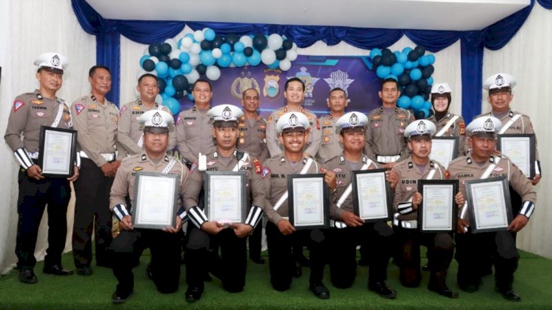 Personel Satlantas Polres Barru berprestasi mendapatkan piaga penghargaan pada pada momentum Hari Lalu Lintas Bhayangkara ke-67 tahun 2022.