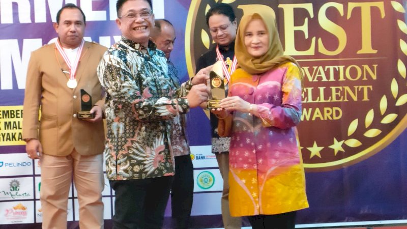 Direktyr Utama PDAM Makassar, Beni Iskandar saat menerima penghargaan penghargaan Nasional dari 5 Pilar Media Communication dalam Acara Indonesia Best Innovation Excellent Award 2022 di Jambuluwuk Malioboro Hotel Yogyakarta,