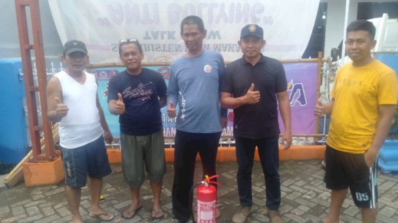 Penyaluran alat pemadam kebakaran (apar) berupa tabung pemadam di salah satu Lorong Wisata (Longwis) di Kota Makassar, Sabtu (1/10/2022).