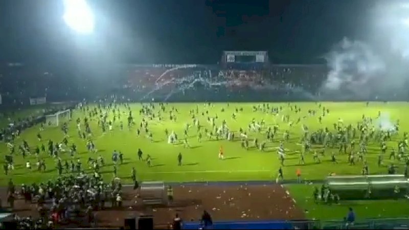 Ribuan suporter Arema FC turun ke lapangan meluapkan emosi karena timnya kalah dari Persebaya (Foto: Tangkapan layar video)
