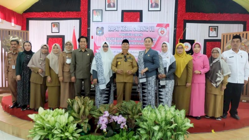 Rapat Kerja Cabang (Rakercab) VII Ikatan Bidan Indonesia (IBI) Kabupaten Enrekang. berlangsung di pendopo rumah jabatan Bupati Enrekang, Senin (3/10/2022).