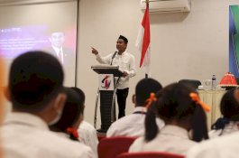 Mahasiswa Baru Universitas Handayani Dapat Motivasi Dari Rudianto Lallo
