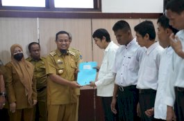 Gubernur Andi Sudirman Serahkan SK Non-ASN Kepada 12 Difabel