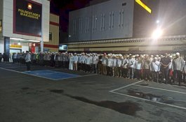 Polrestabes Makassar Bersama Suporter PSM Gelar Salat Gaib dan Doa Bersama untuk Korban Tragedi Kanjuruhan