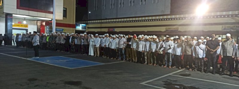 Polrestabes Makassar Bersama Suporter PSM Gelar Salat Gaib dan Doa Bersama untuk Korban Tragedi Kanjuruhan 