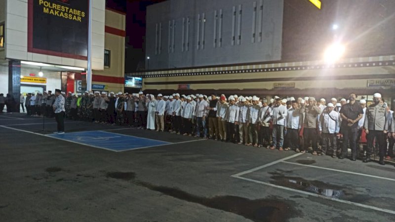 Polrestabes Makassar Bersama Suporter PSM Gelar Salat Gaib dan Doa Bersama untuk Korban Tragedi Kanjuruhan 