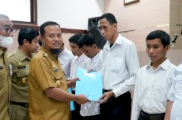 Gubernur Sulsel Serahkan SK Non-ASN kepada 12 Penyandang Disabilitas