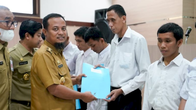 Penyerahan surat keputusan (SK) oleh Gubernur Sulawesi Selatan (Sulsel), Andi Sudirman Sulaiman (kiri), di Aula Kantor Badan Pendapatan Daerah (Bapenda) Sulsel, Senin (3/10/2022).