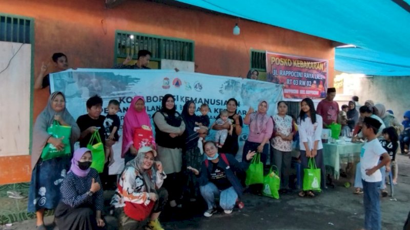 Penyaluran bantuan dari Forum Kemanusiaan Kota Makassar (FKKM) dan Alfamart untuk korban kebakaran di Rappocini, Selasa (4/10/2022).