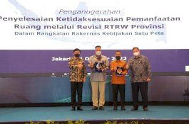 Selesaikan 46 Ribu Hektare Tumpang Tindih Peta RTRW, Gubernur Sulsel Dianugerahi Penghargaan