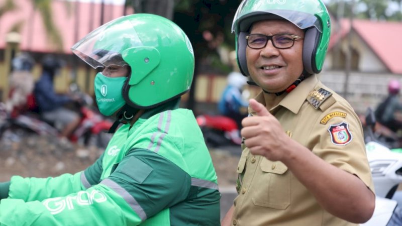 Wali Kota Makassar, Mohammad Ramdhan Pomanto (Danny), menggunakan ojek online (ojol) dalam menjalankan aktivitasnya, Selasa (4/10/2022).