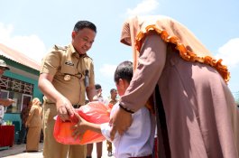 Warga Akui Program Seragam Gratis Pemkab Bantaeng Ringankan Beban Orangtua