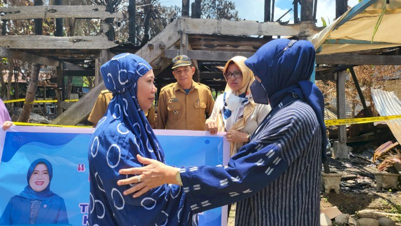 Hasnah Syam Bertemu Korban Kebakaran Nepo, Serahkan Logistik dan Uang Tunai 