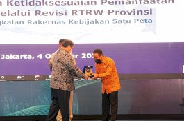 Gubernur Andi Sudirman Terima Penghargaan Nasional dari Menko Perekonomian RI