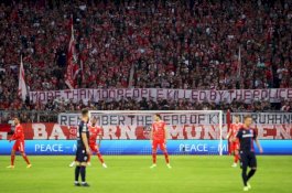 Suporter Bayern Munchen Bentangkan Spanduk Soal Tragedi Kanjuruhan: Lebih dari 100 Orang Dibunuh Polisi