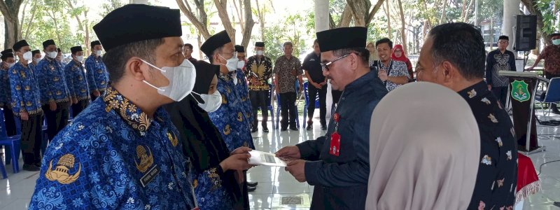 Dollah Mando Serahkan Uang Pembinaan Bagi Peserta Didik Berprestasi