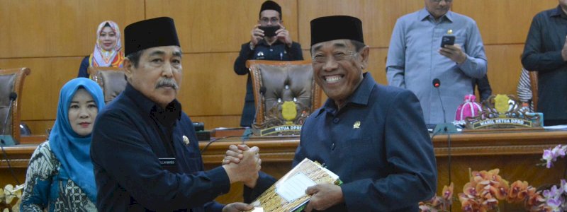 Dollah Mando Hadiri Paripurna Pengambilan Keputusan dan Penyerahan Kembali Ranperda Pajak Daerah dan Ranperda Inovasi