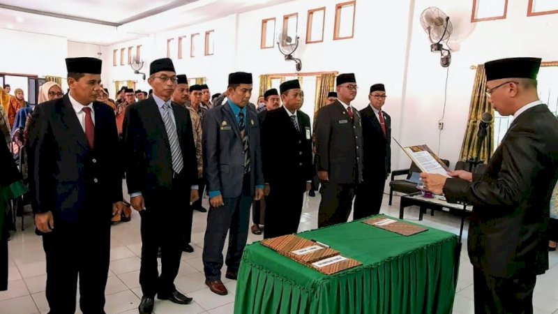 Pelantikan dan pengambilan sumpah enam orang pejabat eselon IV Kantor Kemenag Wajo di Aula Kantor Kantor Kemenag Wajo, Jumat (7/10/2022).