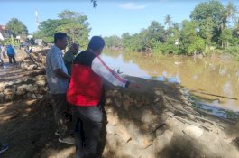 Tinjau Proyek Talud Sungai Pangkajene yang Amblas, Wabup Pangkep: Harus Tanggung Jawab