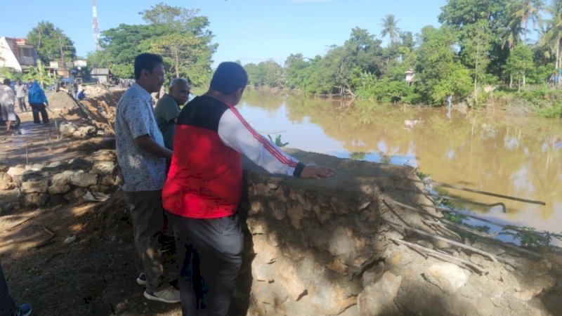 Peninjauan lokasi proyek talud senilai Rp2,3 miliar yang amblas di Sungai Pangkajene, Kampung Ujung Loe, Kecamatan Minasatene, Jumat (7/10/2022).