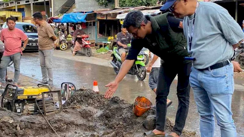 Dirut PDAM Makassar, Beni Iskandar dan Humas, Idris Tahir serta petugas teknik turun ke lapangan memantau langsung pengerjaan pipa bocor di jl AMD Manggala.